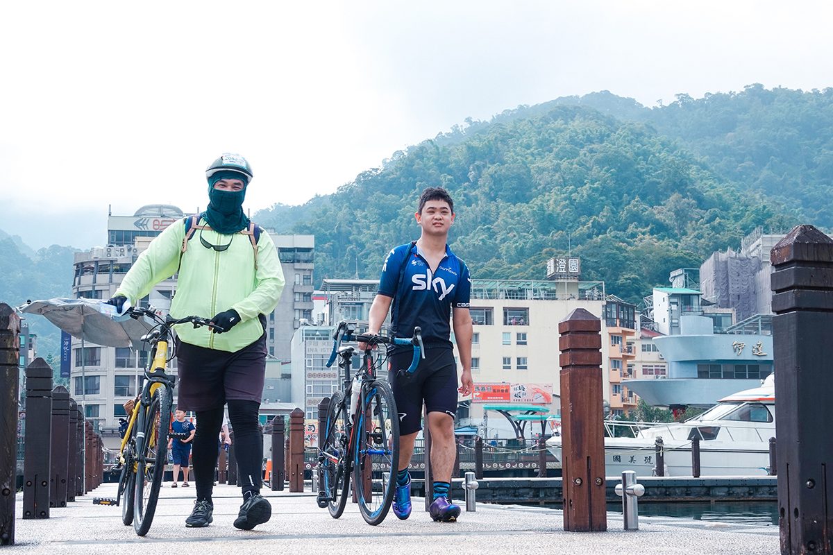 警員陳佩蓉警以流利英文及超高效率，幫藍女迅速將遺失手機領回。（記者 張艷君翻攝）