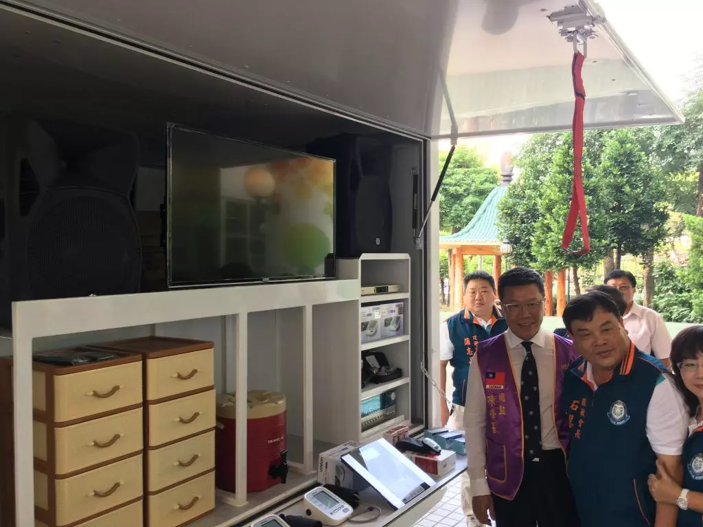 國際獅子會300E1區舉辦捐贈儀式捐贈長青服務專車。記者何承凱/攝影