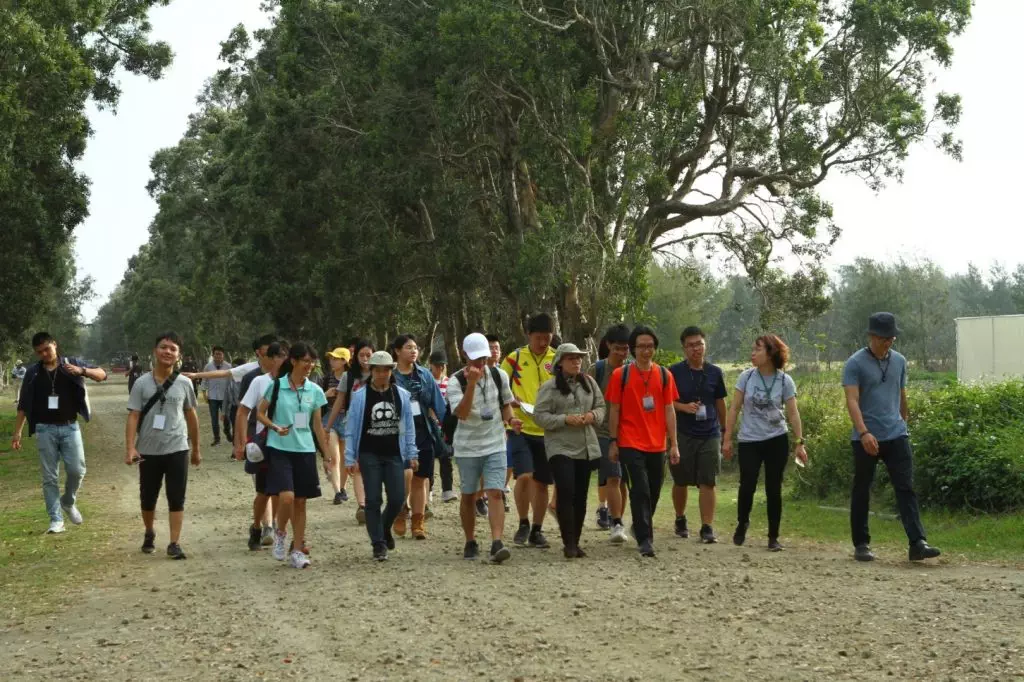 中山大學跨院系師生走出校園,實地踏上位於嘉義縣東石鄉的鰲鼓溼地,學習永續國土保育。圖/中山大學提供