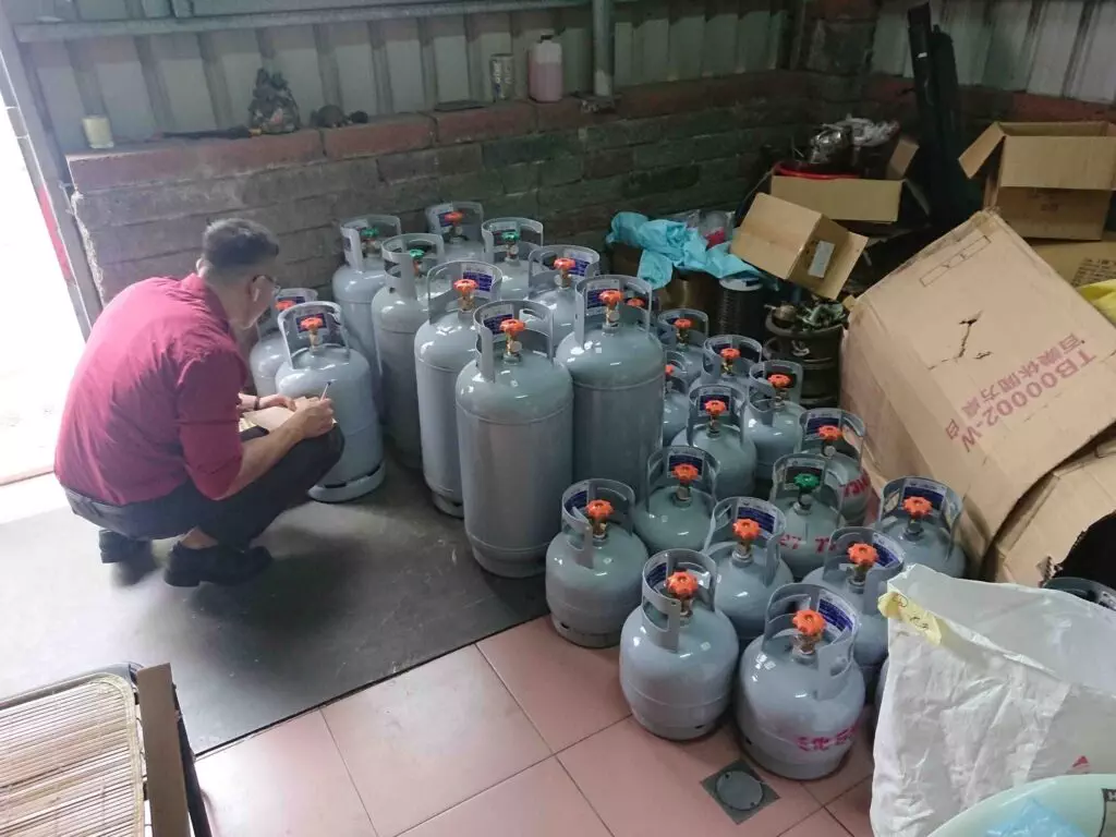 消防局查獲不肖業者超量儲存瓦斯鋼瓶 立即舉發開罰