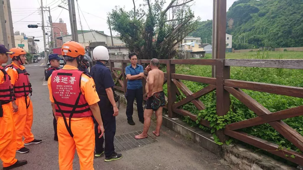 白鹿來襲醉漢跳海 海巡苦勸挽救一命