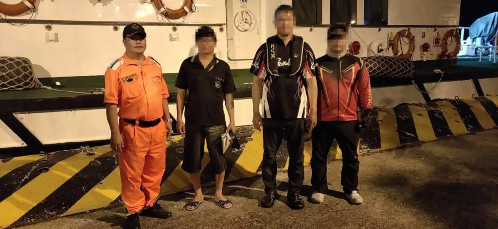膠筏失去動力 海巡馳援解圍