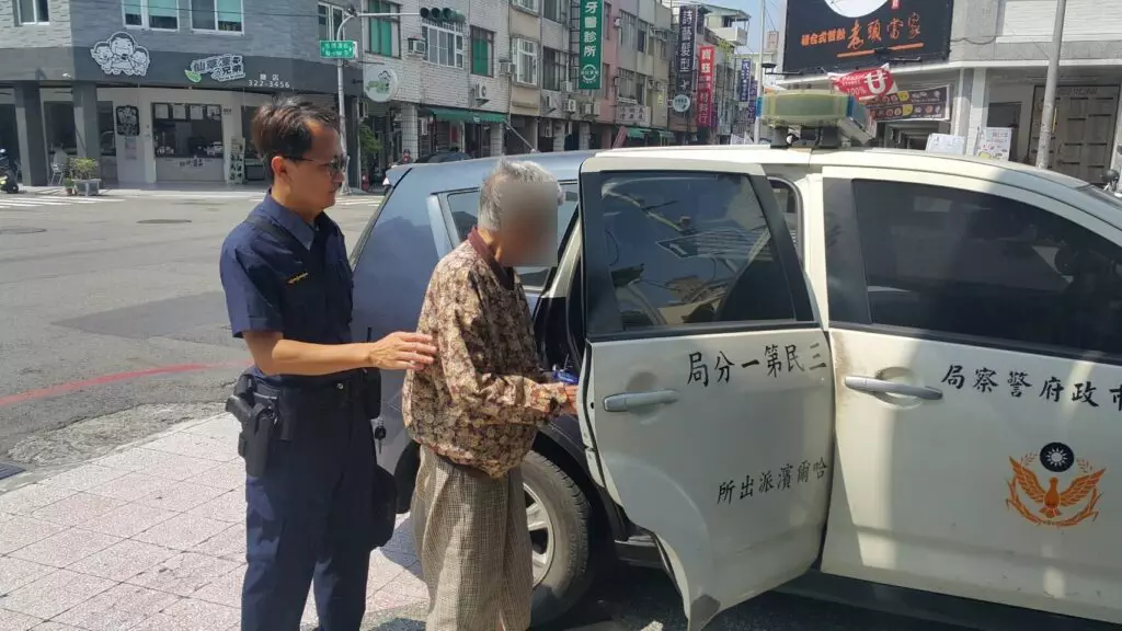 失智老嫗遇暖警，熱心鄰助返家