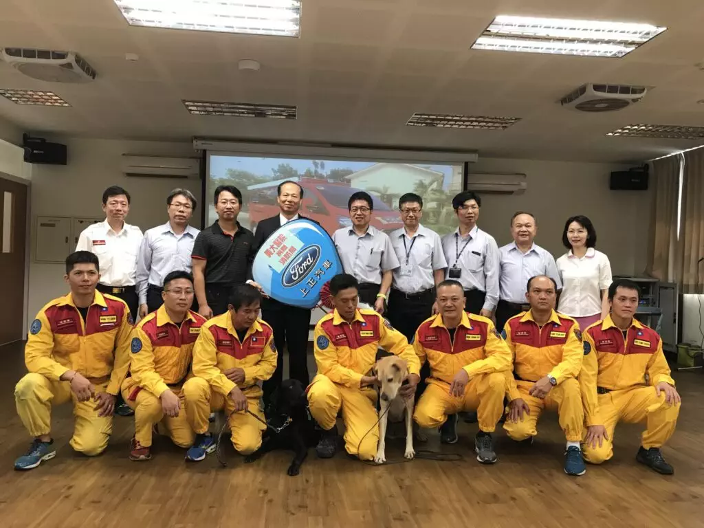 義大醫院捐贈高雄第一台搜救犬專用車輛