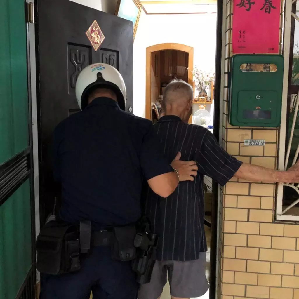 鶼鰈情深 9旬老翁撞破頭還心繫著她