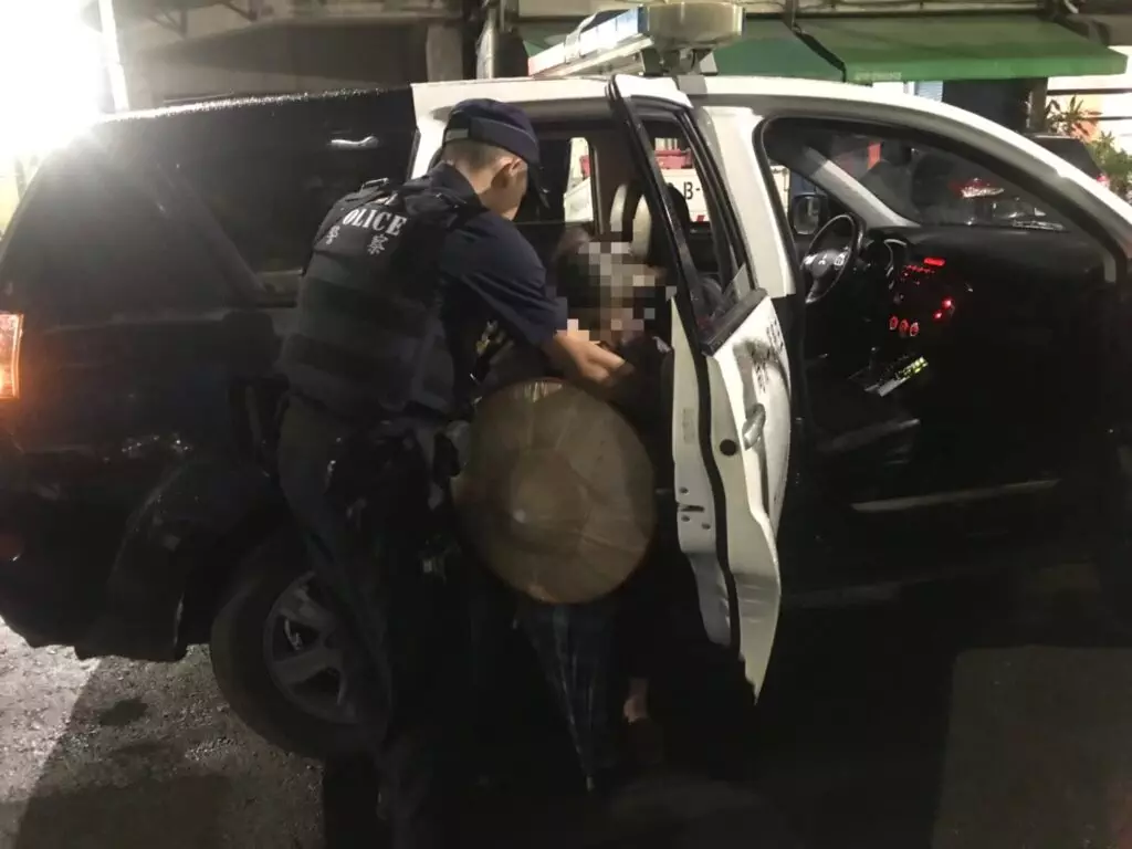 高齡9旬嬤撿回收迷路躲騎樓避雨想就此過夜 熱心警助返家