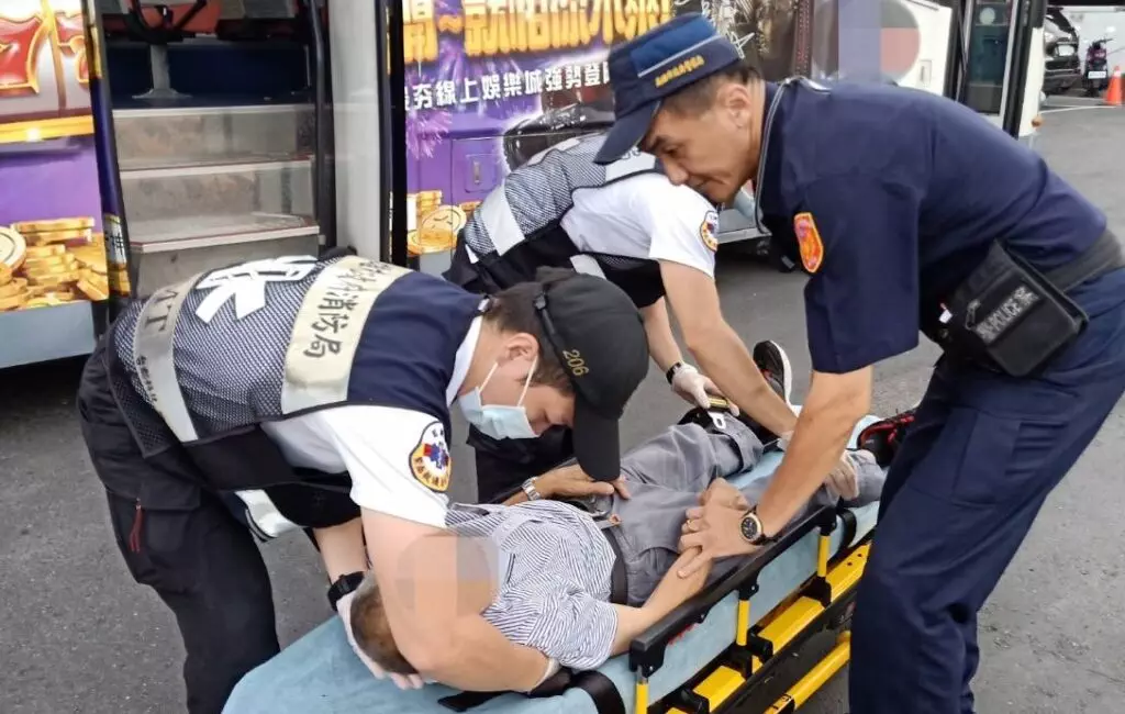 暖警即刻救援 客運車昏倒老翁