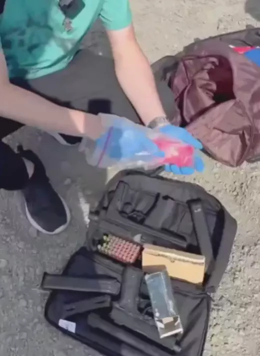 (軍火庫片)查獲軍火庫! 黑市價格逾百萬MP9衝鋒槍藏草叢內 36 | 拖板車疑超載 台中市警二分局, 四合院, 改造手槍, 衝鋒槍, 軍火庫 記者爆料網