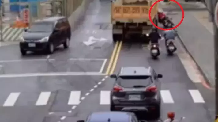 （撞擊畫面曝光）桃園八德死亡車禍！曳引車撞機車　女騎士送醫不治