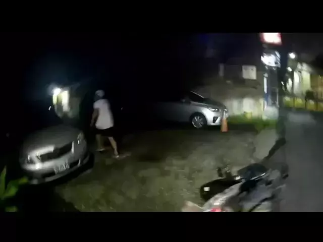 【有影】毒男遭攔佯裝配合邊逃邊丟毒｜汐止警火速追趕壓制逮人