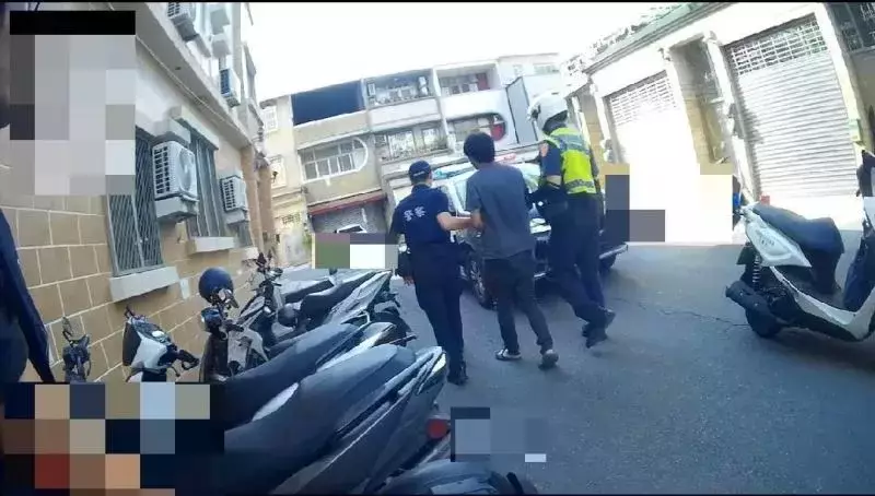 『併排違停顧聊天-為南警勤區鷹眼視-通緝犯雙雙被逮』