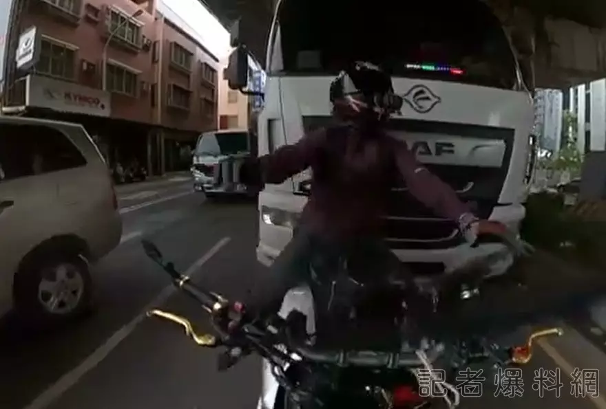 高雄重機騎士路口等紅燈 重機,追撞,高雄