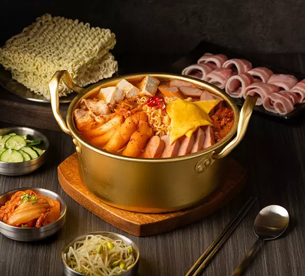 「媽咪廚房」推出波隆那紅醬義大利麵、紅燒牛肉刀削麵、韓式部隊鍋等四款麵食。(圖/陸仕企業提供)